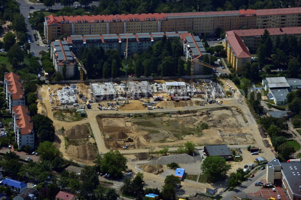 Aerial photograph Berlin Zehlendorf - View of the building lot of a residential quarter of Cedelia construction project in Berlin-Zehlendorf at Dahlemer Weg and the Robert-W-Kempner-Strasse. The project is a joint venture of the project partners HKP Dahlemer Weg Verwaltungs GmbH, HOCHTIEF-HTP Projektentwicklung and KONDOR WESSELS