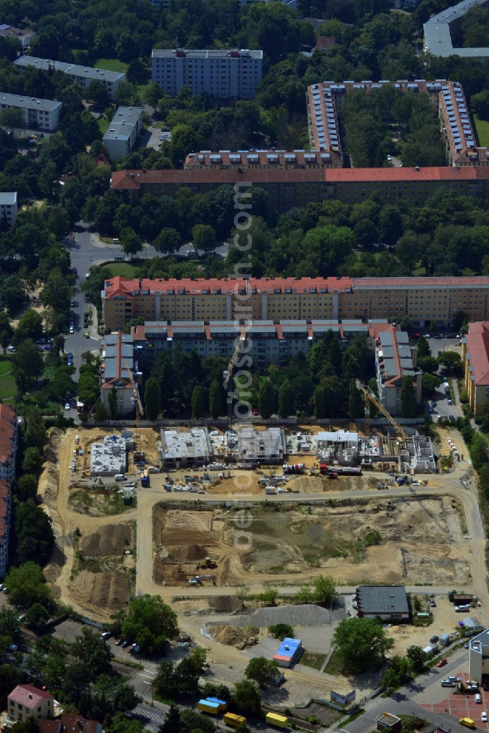 Berlin Zehlendorf from above - View of the building lot of a residential quarter of Cedelia construction project in Berlin-Zehlendorf at Dahlemer Weg and the Robert-W-Kempner-Strasse. The project is a joint venture of the project partners HKP Dahlemer Weg Verwaltungs GmbH, HOCHTIEF-HTP Projektentwicklung and KONDOR WESSELS