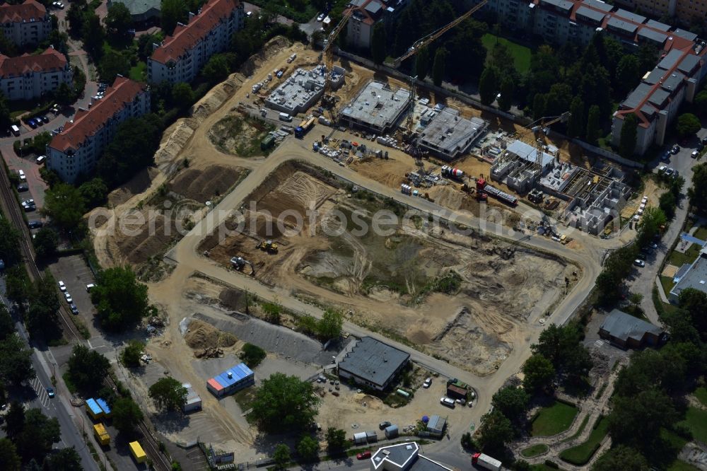 Berlin Zehlendorf from the bird's eye view: View of the building lot of a residential quarter of Cedelia construction project in Berlin-Zehlendorf at Dahlemer Weg and the Robert-W-Kempner-Strasse. The project is a joint venture of the project partners HKP Dahlemer Weg Verwaltungs GmbH, HOCHTIEF-HTP Projektentwicklung and KONDOR WESSELS