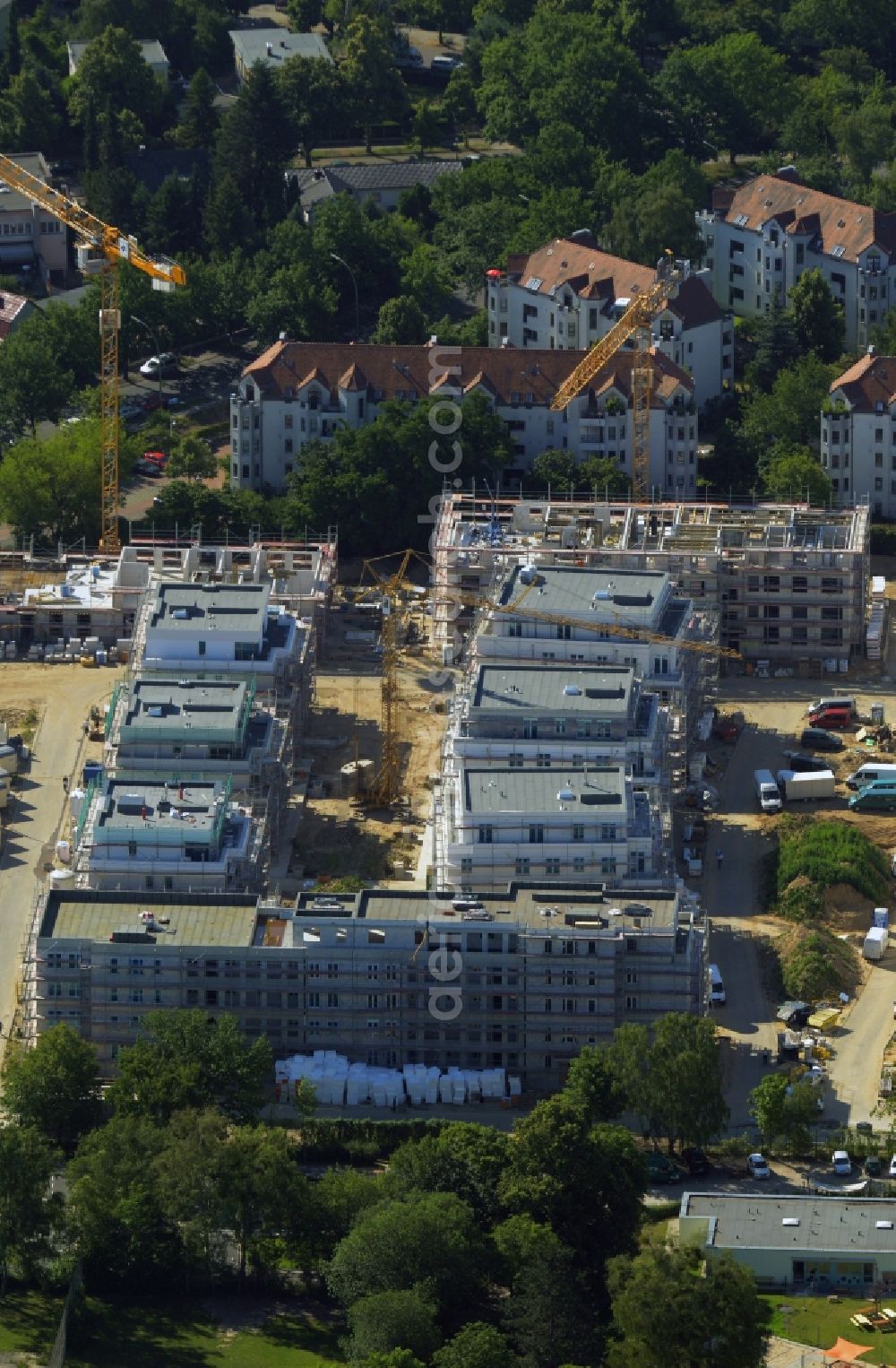 Aerial photograph Berlin - View of the building lot of a residential quarter of Cedelia construction project in Berlin-Zehlendorf at Dahlemer Weg and the Robert-W-Kempner-Strasse. The project is a joint venture of the project partners HKP Dahlemer Weg Verwaltungs GmbH, HOCHTIEF-HTP Projektentwicklung and KONDOR WESSELS