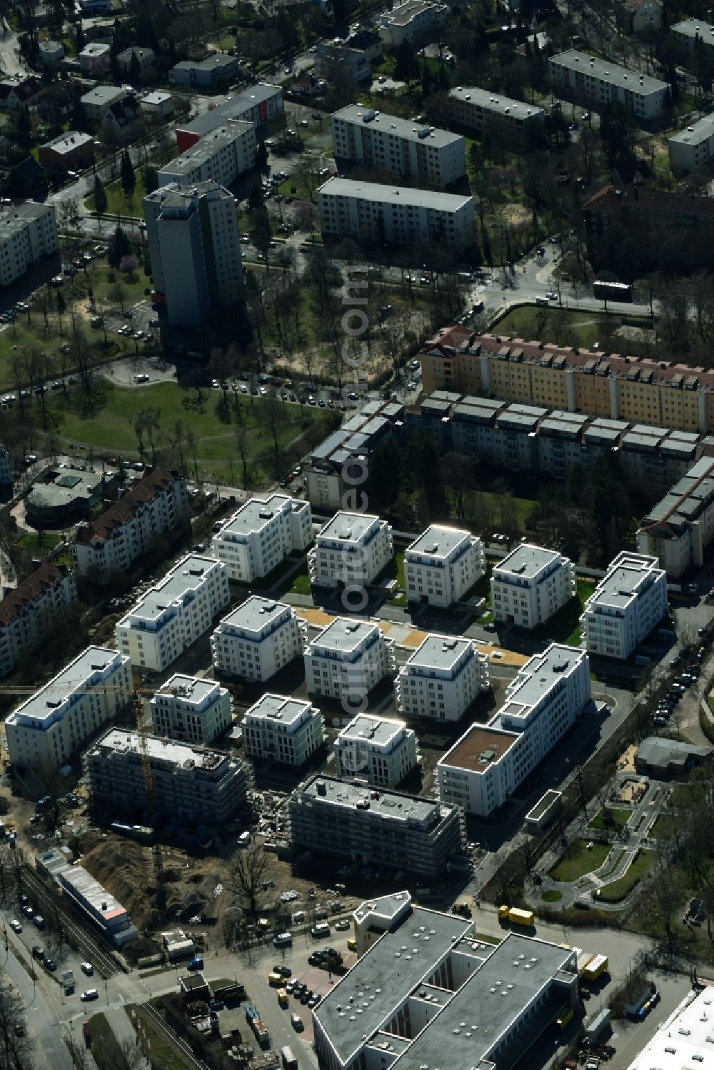 Berlin from above - View of the building lot of a residential quarter of Cedelia construction project in Berlin-Zehlendorf at Dahlemer Weg and the Robert-W-Kempner-Strasse. The project is a joint venture of the project partners HKP Dahlemer Weg Verwaltungs GmbH, HOCHTIEF-HTP Projektentwicklung and KONDOR WESSELS