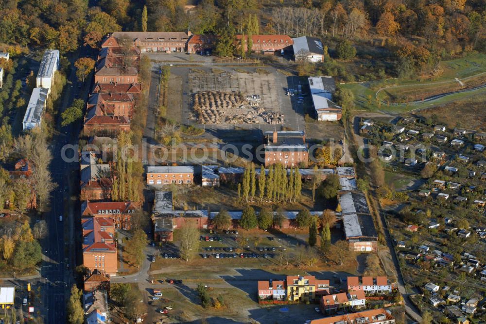 Potsdam from above - Blick auf die Baustelle des Chateau Palmeraie in Potsdam. Das Chateau Palmeraie liegt im Norden von Potsdam, in unmittelbarer Nähe zum Volkspark im Bornstedter Feld, dem ehemaligen BUGA-Gelände. Direkt vis á vis haben chinesische Investoren einen Gebäudekomplex erworben. Ende 2007 wird hier das Shanghai Business Center seine vielfältige Aufgaben als europäische Anlaufstelle für Unternehmen aus dem Raum Shanghai aufnehmen. Es handelt sich um ein herrschaftliches Gebäude aus dem 18. Jh., in dessen Innenbereich ein Atrium mit Palmengarten angelegt wird. Ausgedehnte Grünanlagen schließen sich im Außenbereich an. Die Gebäude werden in Absprache mit dem Landesamt für Denkmalpflege saniert. Die neuen Wohnungen werden modernen luxoriösen Wohnkomfort bieten. Kontakt: Terraplan, Immobilien- und Treuhandges. mbH, Parsifalstr. 66, 90461 Nürnberg, Tel.: 0911/93576-0, info@terraplan.info