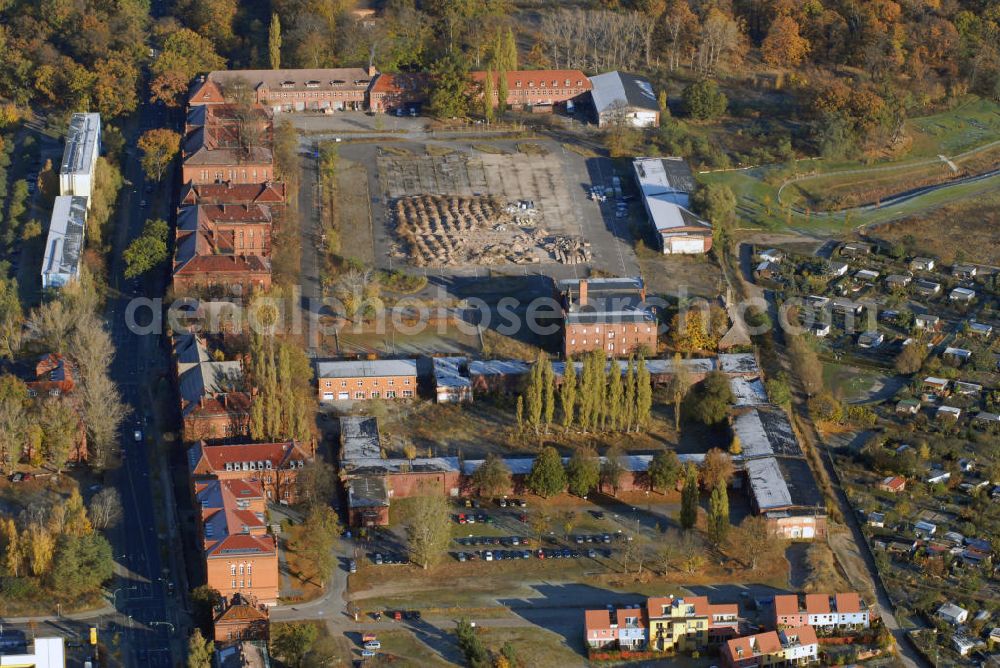 Potsdam from the bird's eye view: Blick auf die Baustelle des Chateau Palmeraie in Potsdam. Das Chateau Palmeraie liegt im Norden von Potsdam, in unmittelbarer Nähe zum Volkspark im Bornstedter Feld, dem ehemaligen BUGA-Gelände. Direkt vis á vis haben chinesische Investoren einen Gebäudekomplex erworben. Ende 2007 wird hier das Shanghai Business Center seine vielfältige Aufgaben als europäische Anlaufstelle für Unternehmen aus dem Raum Shanghai aufnehmen. Es handelt sich um ein herrschaftliches Gebäude aus dem 18. Jh., in dessen Innenbereich ein Atrium mit Palmengarten angelegt wird. Ausgedehnte Grünanlagen schließen sich im Außenbereich an. Die Gebäude werden in Absprache mit dem Landesamt für Denkmalpflege saniert. Die neuen Wohnungen werden modernen luxoriösen Wohnkomfort bieten. Kontakt: Terraplan, Immobilien- und Treuhandges. mbH, Parsifalstr. 66, 90461 Nürnberg, Tel.: 0911/93576-0, info@terraplan.info