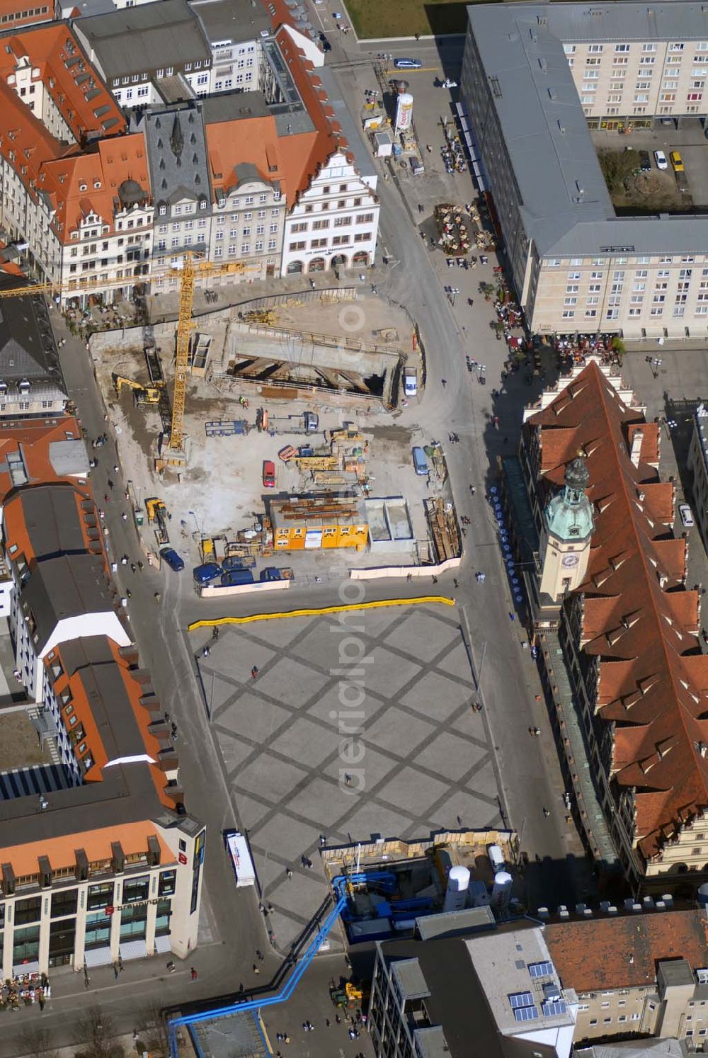 Aerial photograph Leipzig - Blick auf Blick über das Baufeld der zukünftigen Station Markt des Projekts City-Tunnel auf dem Marktplatz von Leipzig vor dem historischen Alten Rathaus. Das Projekt einer U-Bahn-Verbindung zwischen Leipziger Hauptbahnhof und Bayerischer Bahnhof wird 572 Millionen Euro kosten und soll bis Ende 2009 fertig gestellt sein.