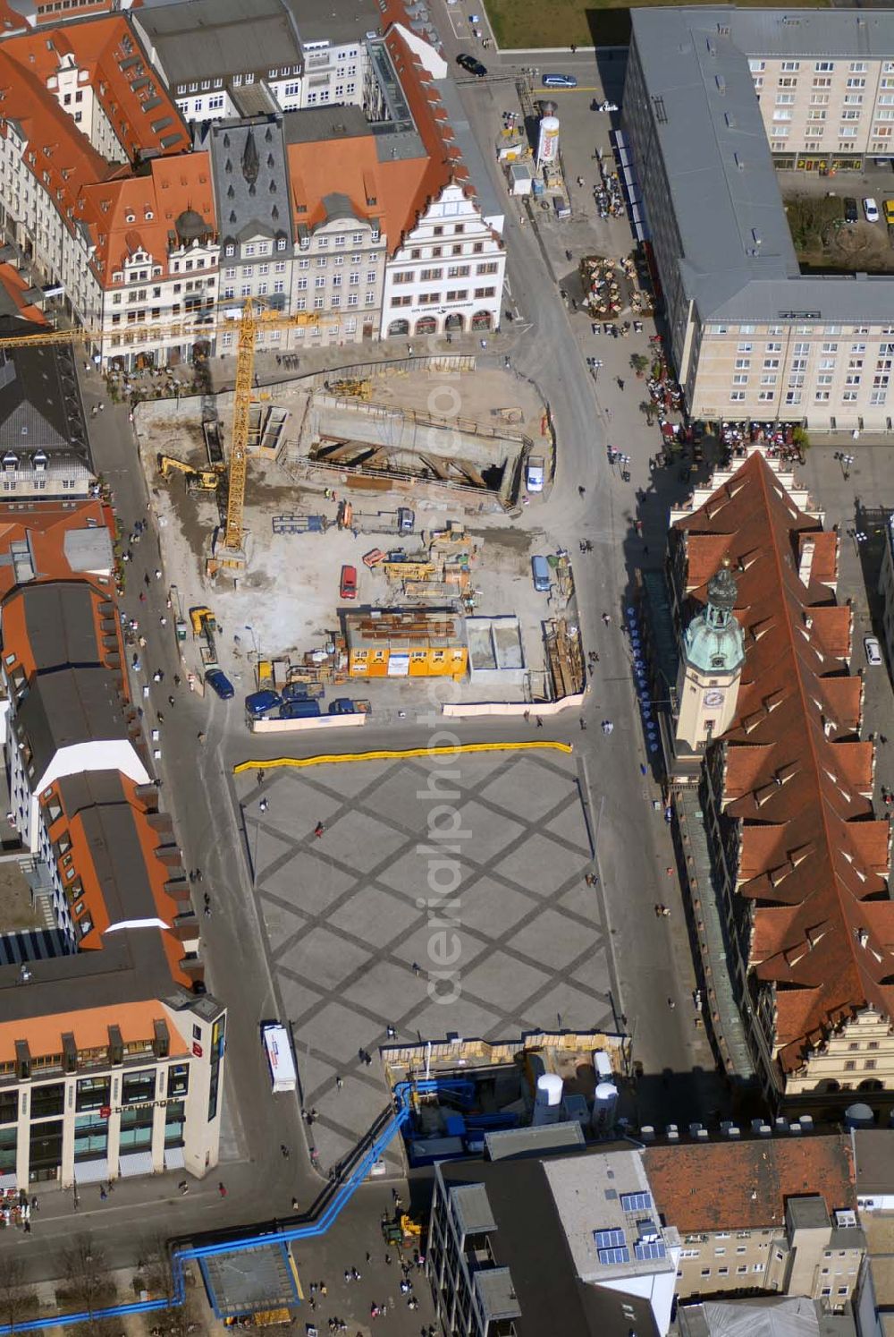 Aerial image Leipzig - Blick auf Blick über das Baufeld der zukünftigen Station Markt des Projekts City-Tunnel auf dem Marktplatz von Leipzig vor dem historischen Alten Rathaus. Das Projekt einer U-Bahn-Verbindung zwischen Leipziger Hauptbahnhof und Bayerischer Bahnhof wird 572 Millionen Euro kosten und soll bis Ende 2009 fertig gestellt sein.