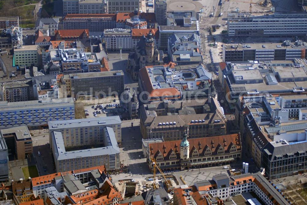 Aerial photograph Leipzig - Blick auf Blick über das Baufeld der zukünftigen Station Markt des Projekts City-Tunnel auf dem Marktplatz von Leipzig vor dem historischen Alten Rathaus. Das Projekt einer U-Bahn-Verbindung zwischen Leipziger Hauptbahnhof und Bayerischer Bahnhof wird 572 Millionen Euro kosten und soll bis Ende 2009 fertig gestellt sein.