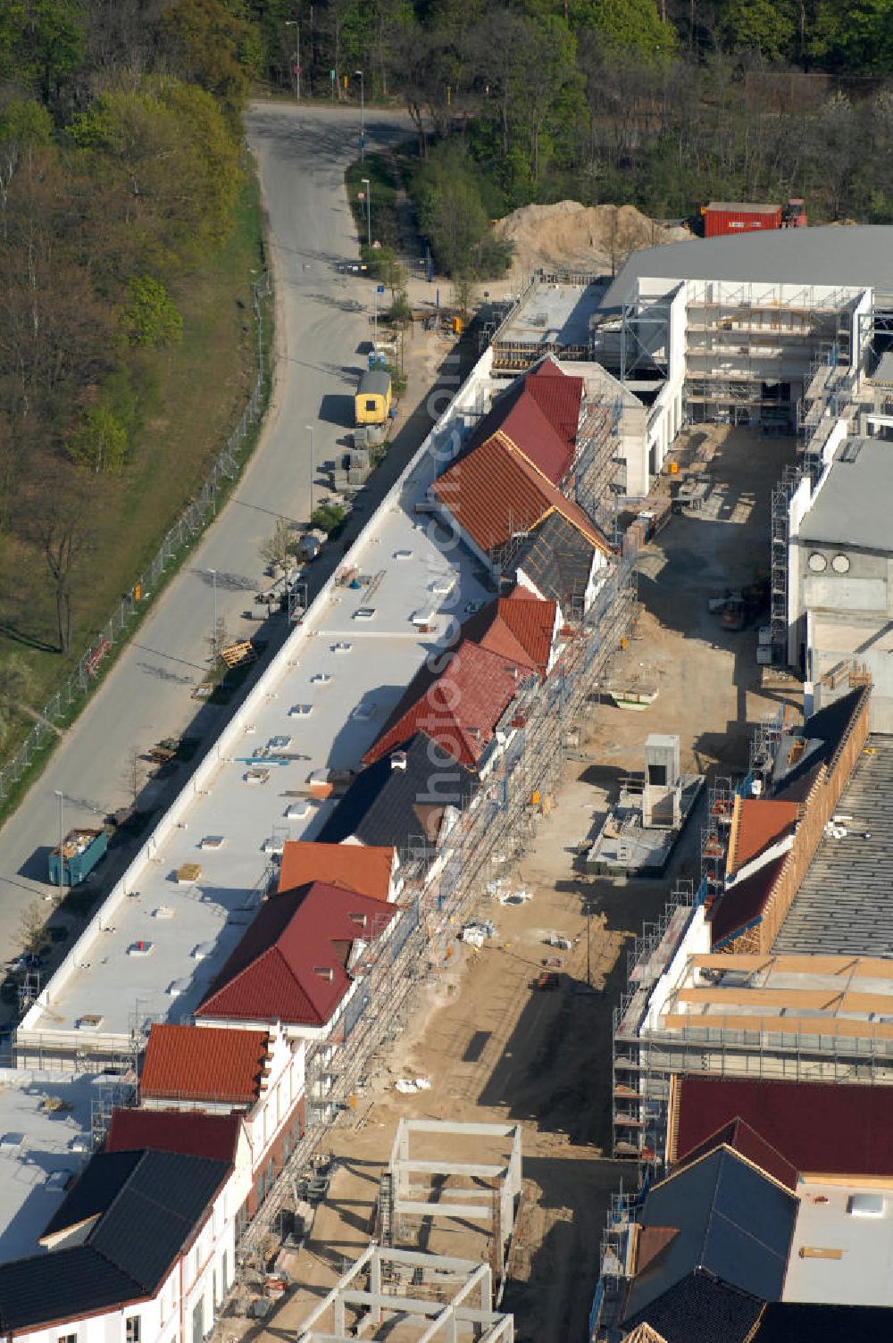 Aerial image Wustermark OT Elstal - Blick auf die Baustelle vom Erweiterungsbau Designer Outlet Berlin. Das im Stil eines Dorf errichtete Outlet, ist ein Projekt der Einwicklungs- und Betreibergesellschaft McArthurGlen gemeinsam mit Henderson Global Investors. View of the expansion construction area Berlin Designer Outlet in Elstal.