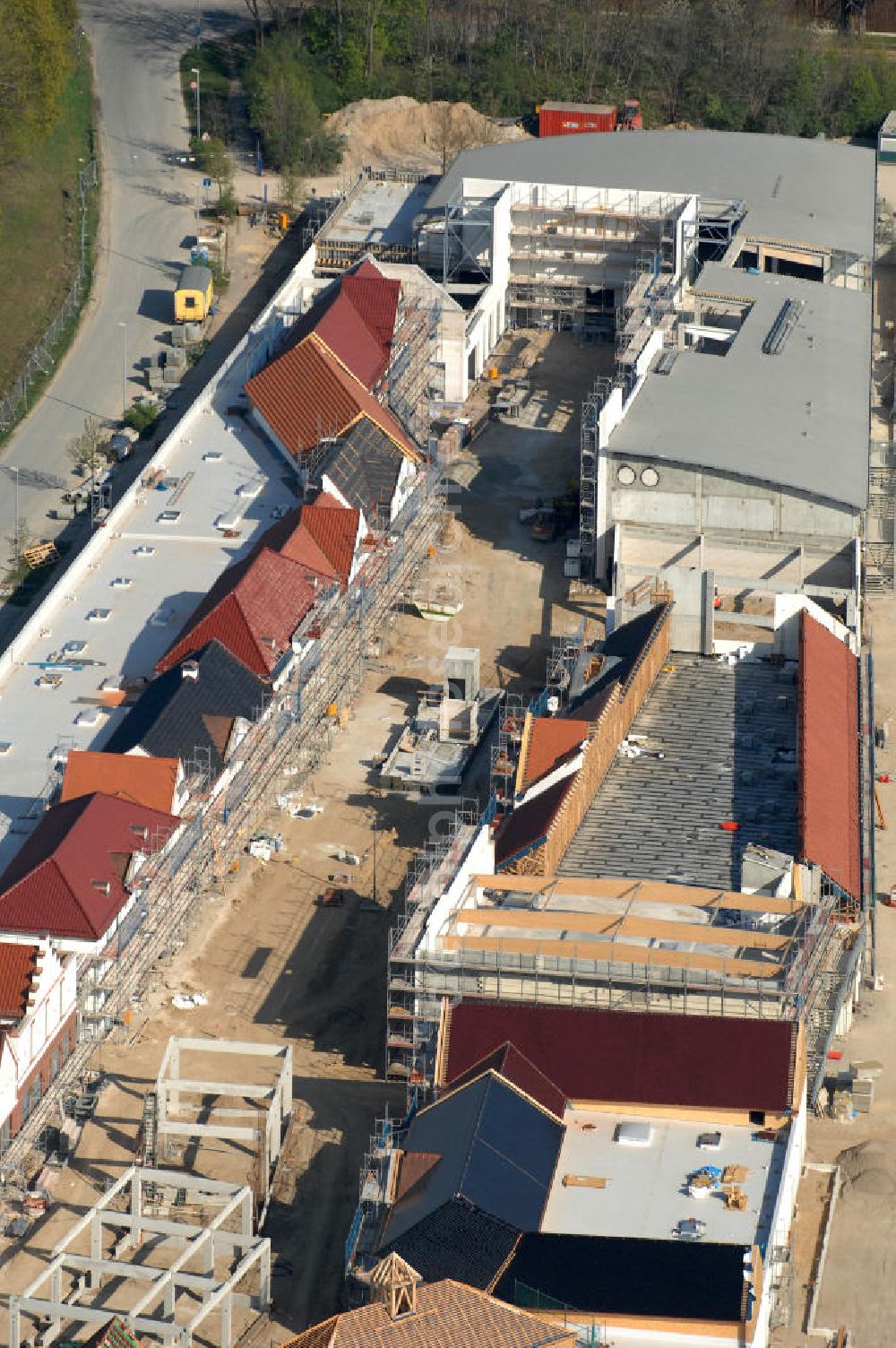 Aerial photograph Wustermark OT Elstal - Blick auf die Baustelle vom Erweiterungsbau Designer Outlet Berlin. Das im Stil eines Dorf errichtete Outlet, ist ein Projekt der Einwicklungs- und Betreibergesellschaft McArthurGlen gemeinsam mit Henderson Global Investors. View of the expansion construction area Berlin Designer Outlet in Elstal.