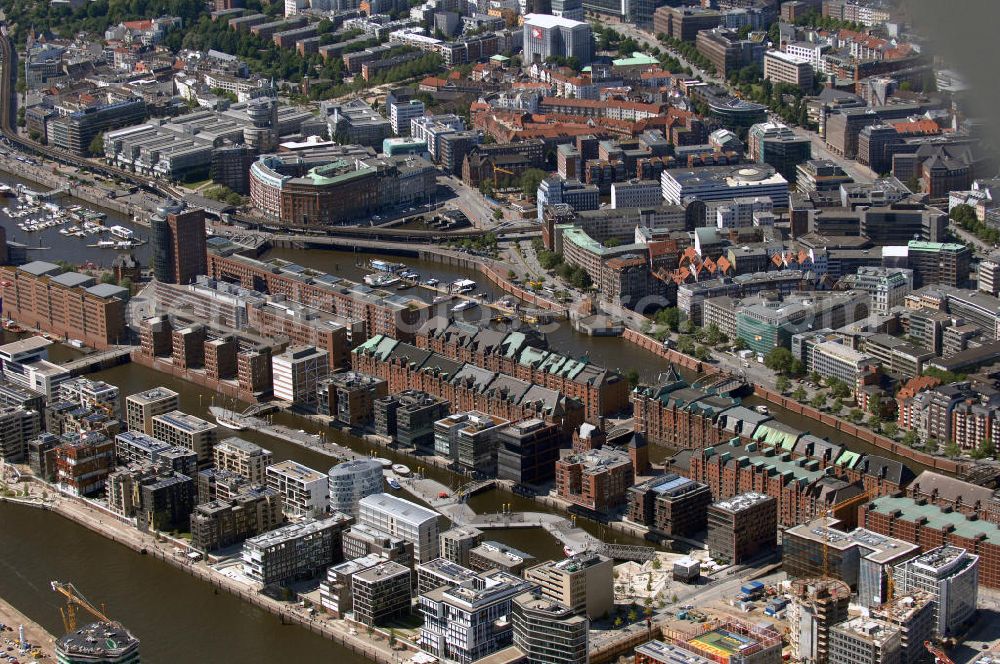 Hamburg from above - Blick auf die Baustelle der neu entstehenden Hafen City. Im Vordergrund der Dalmannkai mit den Projekten / Gebäuden 9-13 und 20-23 und im Hintergrund die Gebäude 1-8 Am Sandtorkai, sowie ein Teil der Speicherstadt. Die HafenCity ist ein Hamburger Stadtteil im Bezirk Hamburg-Mitte. Der 155 Hektar große Stadtteil (mit 60 Hektar Nettobauland) soll neben Büroflächen für mehr als 40.000 Arbeitsplätze, die zu einem Teil schon fertiggestellt sind, auch Wohnraum für 12.000 Einwohner in 5.500 Wohnungen bieten und ist damit das größte laufende Vorhaben zur Stadtentwicklung von Hamburg. Allgemeine Informationen: