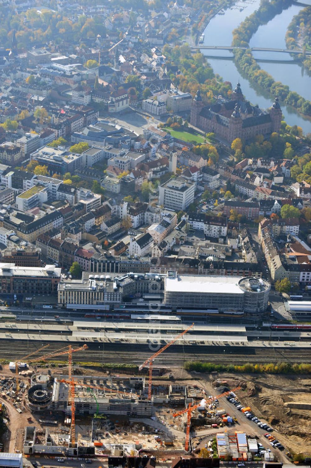 Aschaffenburg from the bird's eye view: View over the construction site of the new building Dammer Tor Carre on to the main station Aschaffenburg in Bavaria