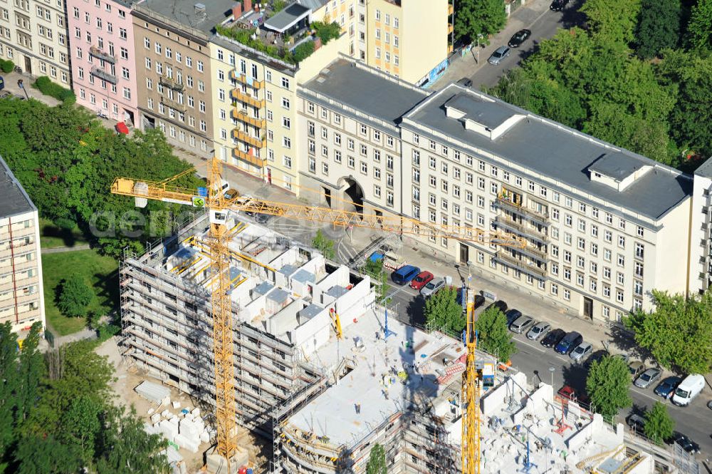 Aerial image Berlin Friedrichshain - Baustelle vom Neubau DOMICIL Seniorenpflegeheim Frankfurter Tor am Besarinplatz in Berlin-Friedrichshain. Ein Projekt der HBB Hanseatische Gesellschaft für Seniorenheime mbH & Co. KG und DOMICIL Senioren-Residenzen GmbH. Building site of the new build DOMICIL nursing home for the elderly Frankfurter Tor at the Besarinplatz in the quarter Friedrichshain.