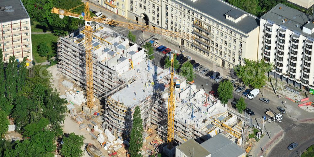 Aerial photograph Berlin Friedrichshain - Baustelle vom Neubau DOMICIL Seniorenpflegeheim Frankfurter Tor am Besarinplatz in Berlin-Friedrichshain. Ein Projekt der HBB Hanseatische Gesellschaft für Seniorenheime mbH & Co. KG und DOMICIL Senioren-Residenzen GmbH. Building site of the new build DOMICIL nursing home for the elderly Frankfurter Tor at the Besarinplatz in the quarter Friedrichshain.