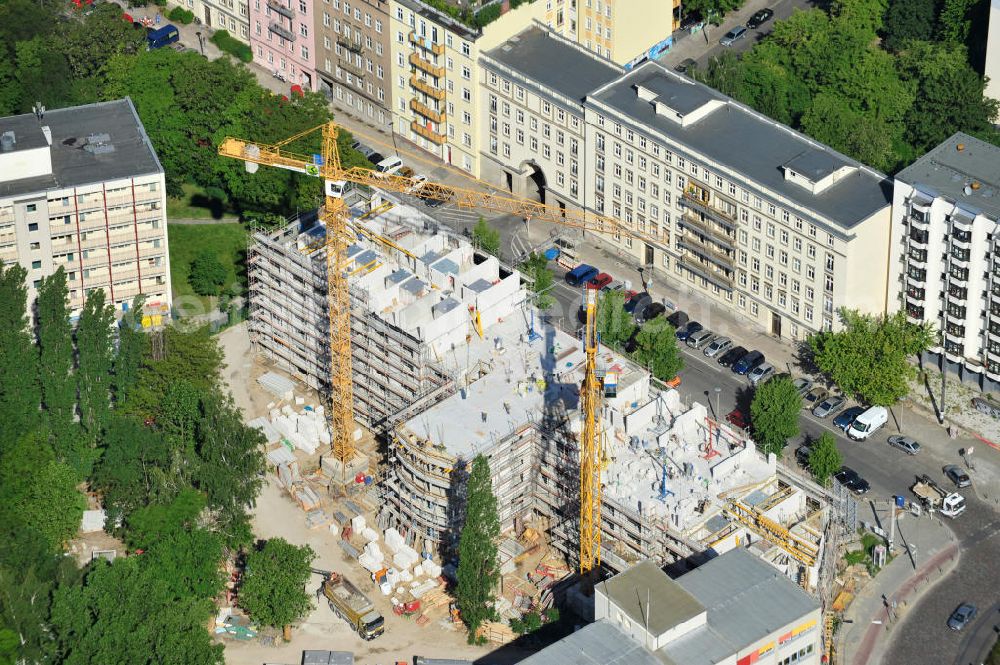 Berlin Friedrichshain from above - Baustelle vom Neubau DOMICIL Seniorenpflegeheim Frankfurter Tor am Besarinplatz in Berlin-Friedrichshain. Ein Projekt der HBB Hanseatische Gesellschaft für Seniorenheime mbH & Co. KG und DOMICIL Senioren-Residenzen GmbH. Building site of the new build DOMICIL nursing home for the elderly Frankfurter Tor at the Besarinplatz in the quarter Friedrichshain.