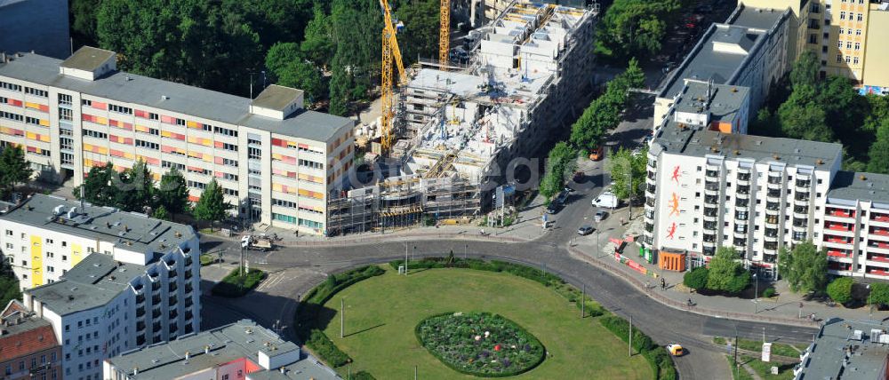 Berlin Friedrichshain from the bird's eye view: Baustelle vom Neubau DOMICIL Seniorenpflegeheim Frankfurter Tor am Besarinplatz in Berlin-Friedrichshain. Ein Projekt der HBB Hanseatische Gesellschaft für Seniorenheime mbH & Co. KG und DOMICIL Senioren-Residenzen GmbH. Building site of the new build DOMICIL nursing home for the elderly Frankfurter Tor at the Besarinplatz in the quarter Friedrichshain.