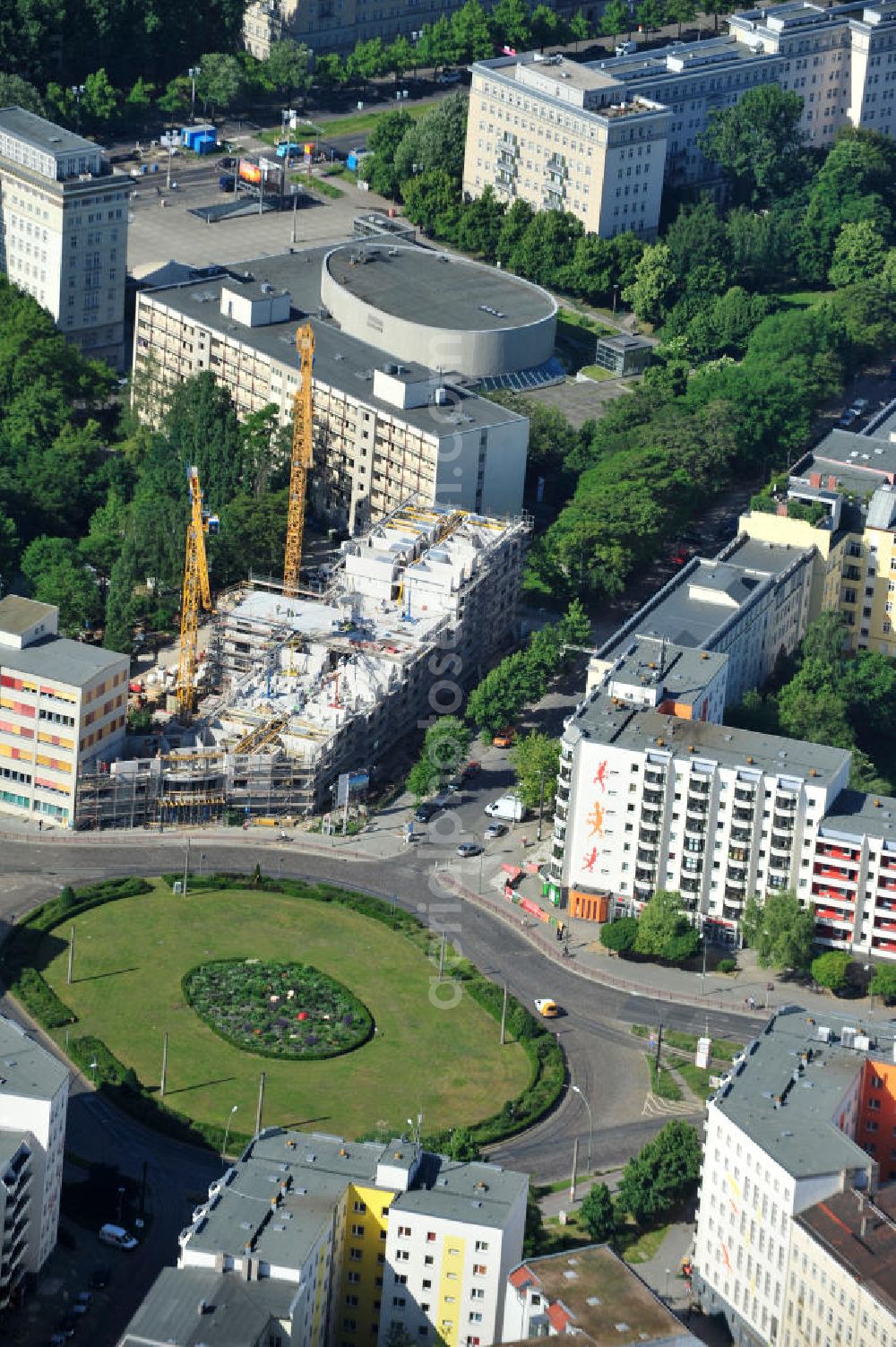 Aerial image Berlin Friedrichshain - Baustelle vom Neubau DOMICIL Seniorenpflegeheim Frankfurter Tor am Besarinplatz in Berlin-Friedrichshain. Ein Projekt der HBB Hanseatische Gesellschaft für Seniorenheime mbH & Co. KG und DOMICIL Senioren-Residenzen GmbH. Building site of the new build DOMICIL nursing home for the elderly Frankfurter Tor at the Besarinplatz in the quarter Friedrichshain.