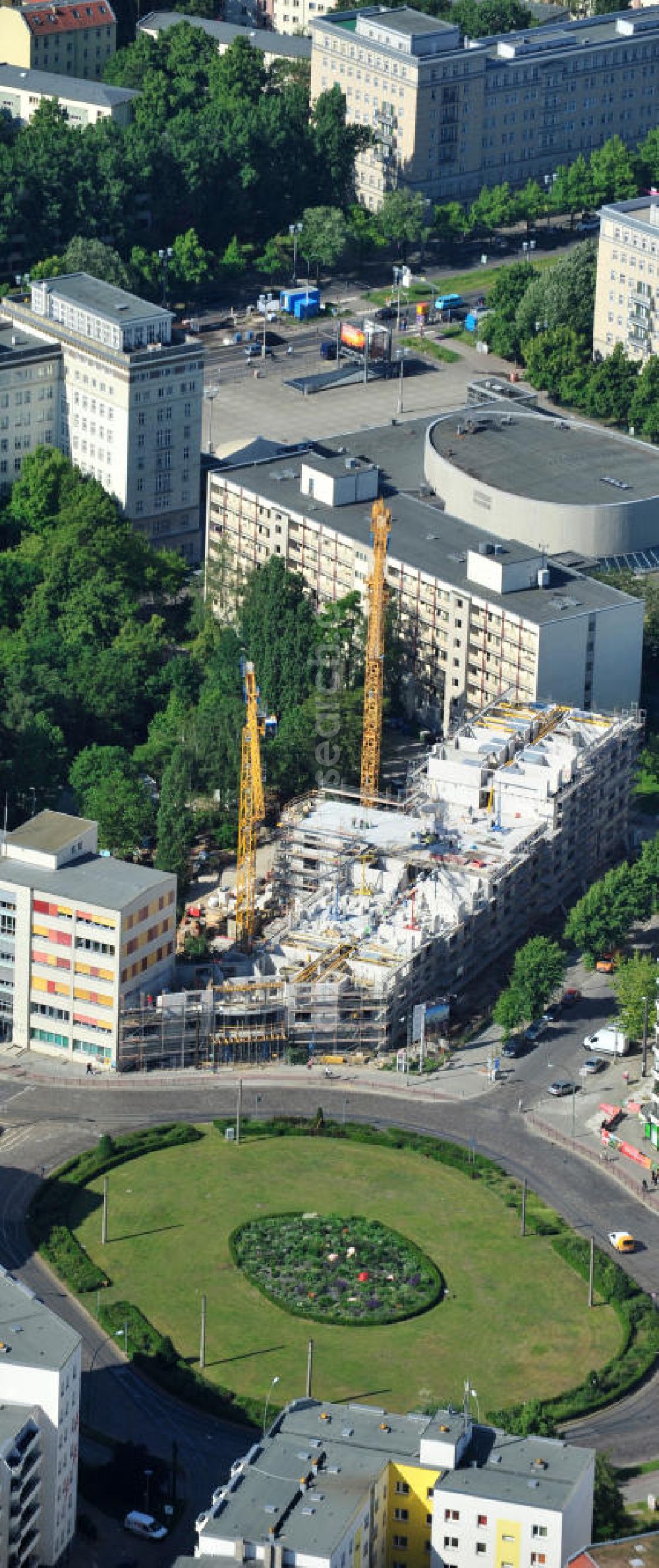 Aerial photograph Berlin Friedrichshain - Baustelle vom Neubau DOMICIL Seniorenpflegeheim Frankfurter Tor am Besarinplatz in Berlin-Friedrichshain. Ein Projekt der HBB Hanseatische Gesellschaft für Seniorenheime mbH & Co. KG und DOMICIL Senioren-Residenzen GmbH. Building site of the new build DOMICIL nursing home for the elderly Frankfurter Tor at the Besarinplatz in the quarter Friedrichshain.