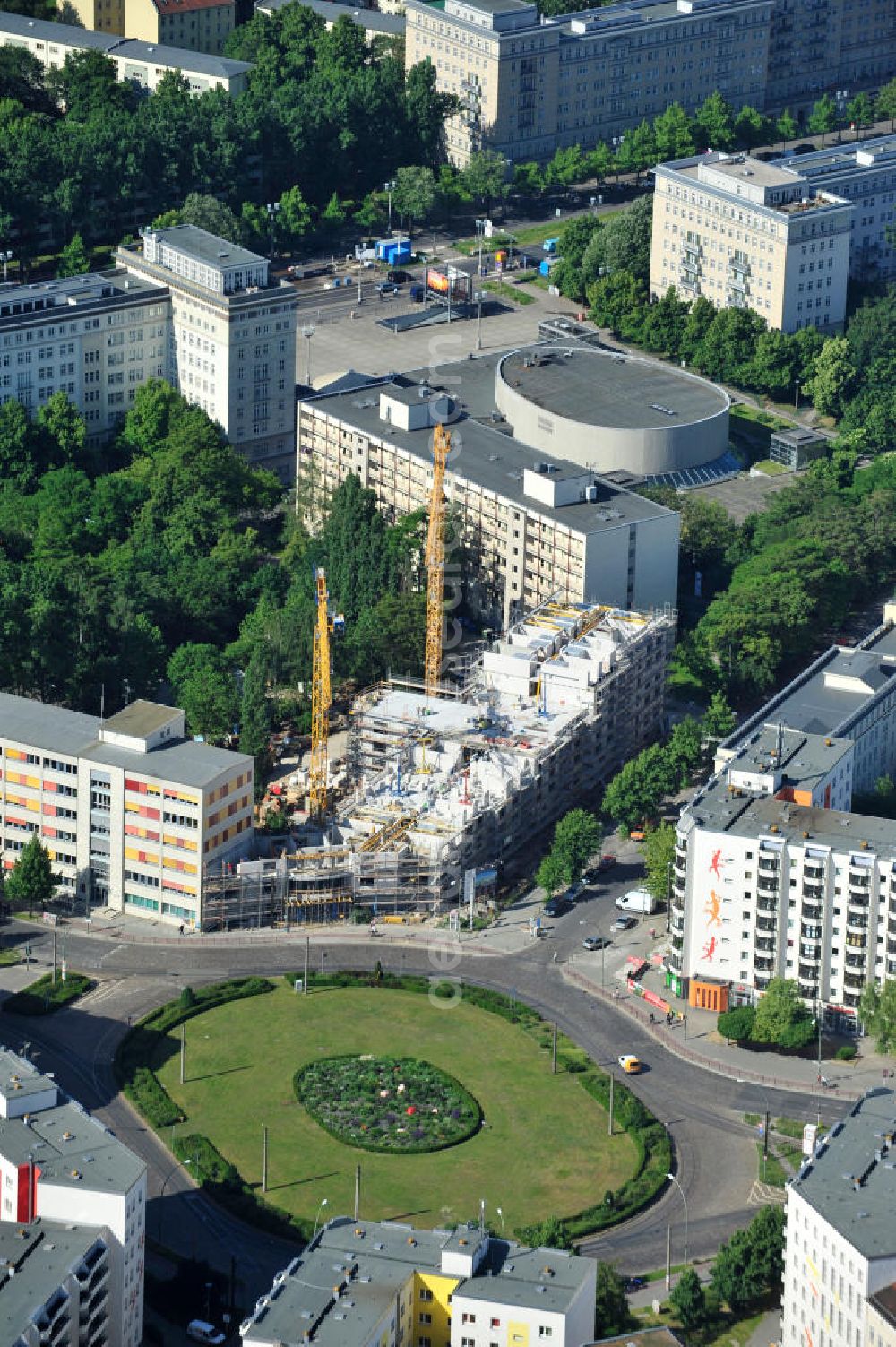 Berlin Friedrichshain from above - Baustelle vom Neubau DOMICIL Seniorenpflegeheim Frankfurter Tor am Besarinplatz in Berlin-Friedrichshain. Ein Projekt der HBB Hanseatische Gesellschaft für Seniorenheime mbH & Co. KG und DOMICIL Senioren-Residenzen GmbH. Building site of the new build DOMICIL nursing home for the elderly Frankfurter Tor at the Besarinplatz in the quarter Friedrichshain.