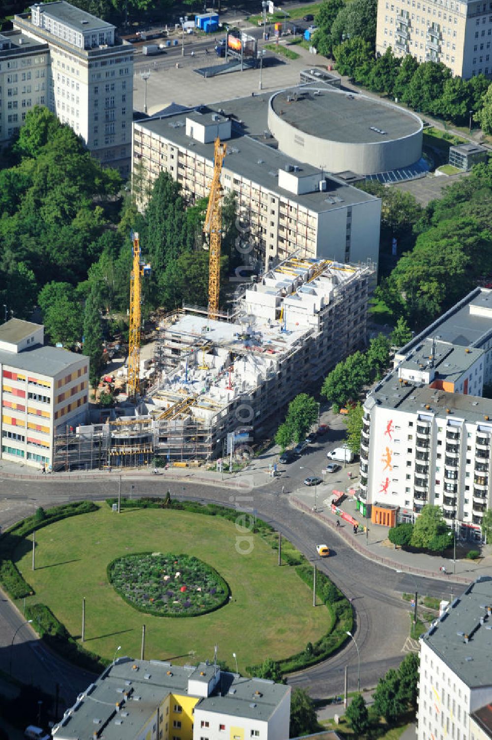 Berlin Friedrichshain from the bird's eye view: Baustelle vom Neubau DOMICIL Seniorenpflegeheim Frankfurter Tor am Besarinplatz in Berlin-Friedrichshain. Ein Projekt der HBB Hanseatische Gesellschaft für Seniorenheime mbH & Co. KG und DOMICIL Senioren-Residenzen GmbH. Building site of the new build DOMICIL nursing home for the elderly Frankfurter Tor at the Besarinplatz in the quarter Friedrichshain.