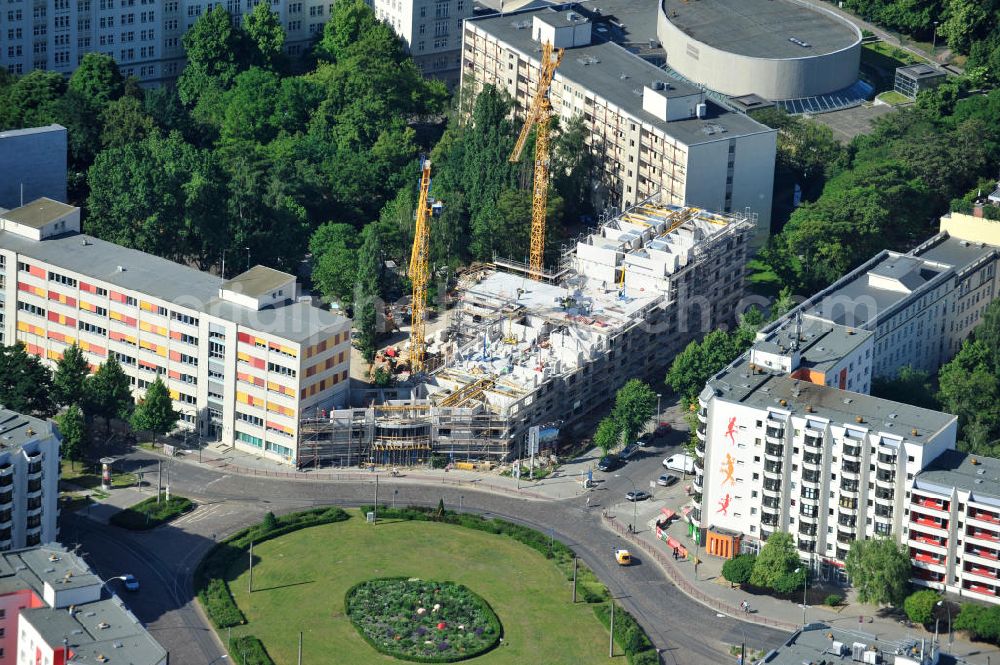 Aerial image Berlin Friedrichshain - Baustelle vom Neubau DOMICIL Seniorenpflegeheim Frankfurter Tor am Besarinplatz in Berlin-Friedrichshain. Ein Projekt der HBB Hanseatische Gesellschaft für Seniorenheime mbH & Co. KG und DOMICIL Senioren-Residenzen GmbH. Building site of the new build DOMICIL nursing home for the elderly Frankfurter Tor at the Besarinplatz in the quarter Friedrichshain.