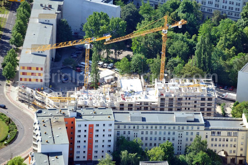 Aerial photograph Berlin Friedrichshain - Baustelle vom Neubau DOMICIL Seniorenpflegeheim Frankfurter Tor am Besarinplatz in Berlin-Friedrichshain. Ein Projekt der HBB Hanseatische Gesellschaft für Seniorenheime mbH & Co. KG und DOMICIL Senioren-Residenzen GmbH. Building site of the new build DOMICIL nursing home for the elderly Frankfurter Tor at the Besarinplatz in the quarter Friedrichshain.