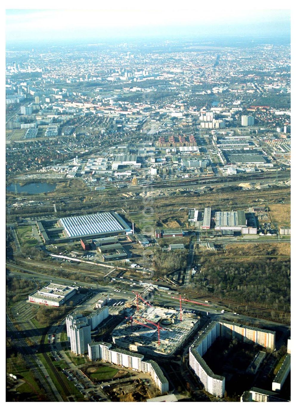 Berlin - Marzahn from the bird's eye view: Seit dem 28. November 2003 laufen die Bauarbeiten für das 150 Millionen Euro teure Eastgate - eines der größten und außergewöhnlichsten Einkaufs- und Erlebniszentren Berlins und Ostdeutschlands.Mit dem Eastgate erhält die Hauptstadt bis Herbst 2005 in zentraler Lage an der Hauptverkehrsachse Märkische Allee ein spektakuläres Tor zum Osten. Die Entwicklung, Generalplanung, Vermietung sowie das Langzeitmanagement des Eastgate liegen in den Händen der ECE Projektmanagement.