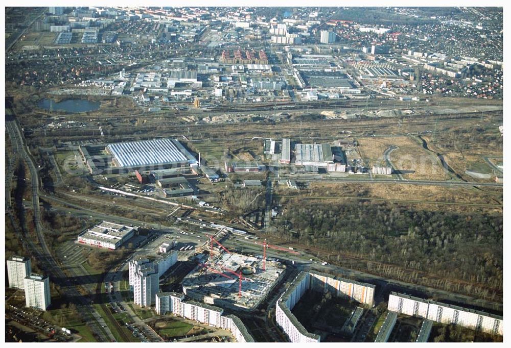 Aerial image Berlin - Marzahn - Seit dem 28. November 2003 laufen die Bauarbeiten für das 150 Millionen Euro teure Eastgate - eines der größten und außergewöhnlichsten Einkaufs- und Erlebniszentren Berlins und Ostdeutschlands.Mit dem Eastgate erhält die Hauptstadt bis Herbst 2005 in zentraler Lage an der Hauptverkehrsachse Märkische Allee ein spektakuläres Tor zum Osten. Die Entwicklung, Generalplanung, Vermietung sowie das Langzeitmanagement des Eastgate liegen in den Händen der ECE Projektmanagement.