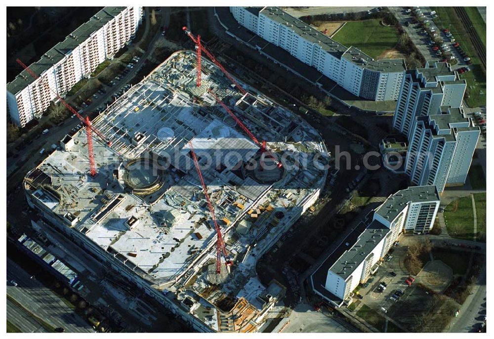 Berlin - Marzahn from above - Seit dem 28. November 2003 laufen die Bauarbeiten für das 150 Millionen Euro teure Eastgate - eines der größten und außergewöhnlichsten Einkaufs- und Erlebniszentren Berlins und Ostdeutschlands. Ausführungsplanung: npp Noack Planung und Projektentwicklung GmbH, Anton-Graff-Straße 24, 01309 Dresden Generalunternehmer: Wayss & Freytag Schlüsselfertigbau AG, Hauptniederlassung Nord/Ost, Niederlassung Göttingen, Maschmühlenweg 105, 37081 Göttingen