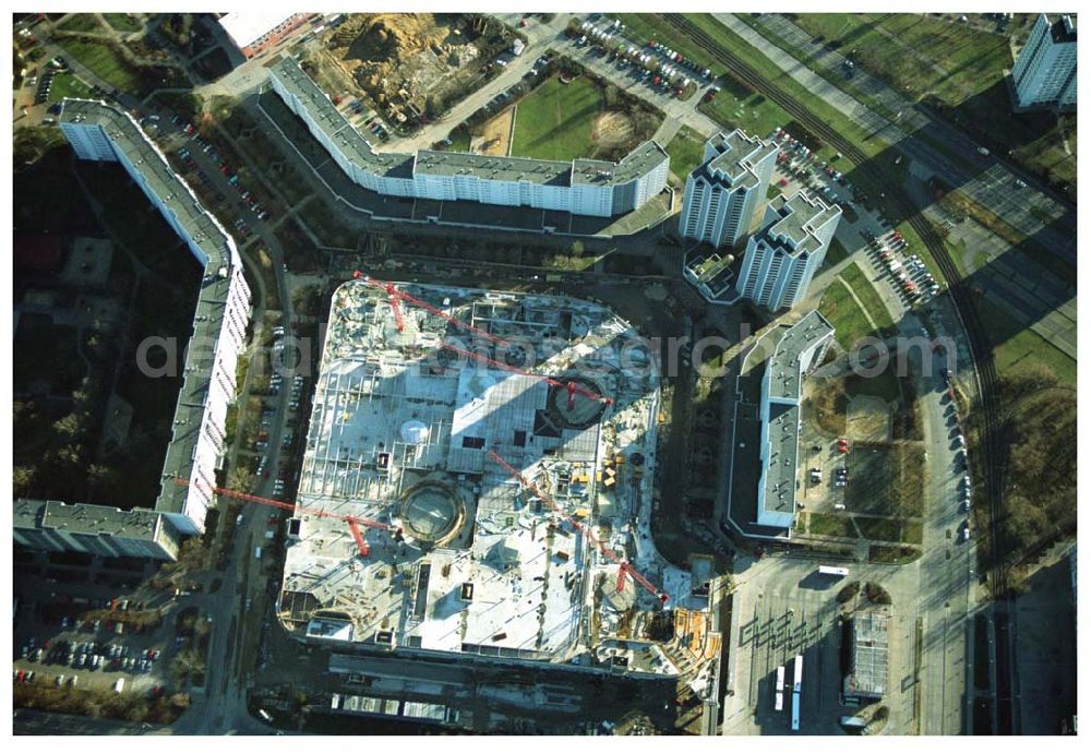 Aerial photograph Berlin - Marzahn - Seit dem 28. November 2003 laufen die Bauarbeiten für das 150 Millionen Euro teure Eastgate - eines der größten und außergewöhnlichsten Einkaufs- und Erlebniszentren Berlins und Ostdeutschlands. Ausführungsplanung: npp Noack Planung und Projektentwicklung GmbH, Anton-Graff-Straße 24, 01309 Dresden Generalunternehmer: Wayss & Freytag Schlüsselfertigbau AG, Hauptniederlassung Nord/Ost, Niederlassung Göttingen, Maschmühlenweg 105, 37081 Göttingen