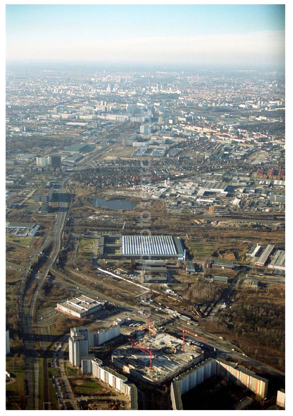 Aerial image Berlin - Marzahn - Seit dem 28. November 2003 laufen die Bauarbeiten für das 150 Millionen Euro teure Eastgate - eines der größten und außergewöhnlichsten Einkaufs- und Erlebniszentren Berlins und Ostdeutschlands. Ausführungsplanung: npp Noack Planung und Projektentwicklung GmbH, Anton-Graff-Straße 24, 01309 Dresden Generalunternehmer: Wayss & Freytag Schlüsselfertigbau AG, Hauptniederlassung Nord/Ost, Niederlassung Göttingen, Maschmühlenweg 105, 37081 Göttingen