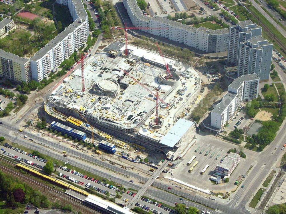 Berlin-Marzahn from the bird's eye view: Seit 2003 laufen die Bauarbeiten für das 150 Millionen Euro teure Eastgate - eines der größten und außergewöhnlichsten Einkaufs- und Erlebniszentren Berlins und Ostdeutschlands.Mit dem Eastgate erhält die Hauptstadt bis Herbst 2005 in zentraler Lage an der Hauptverkehrsachse Märkische Allee ein spektakuläres Tor zum Osten. Die Entwicklung, Generalplanung, Vermietung sowie das Langzeitmanagement des Eastgate liegen in den Händen der ECE Projektmanagement.