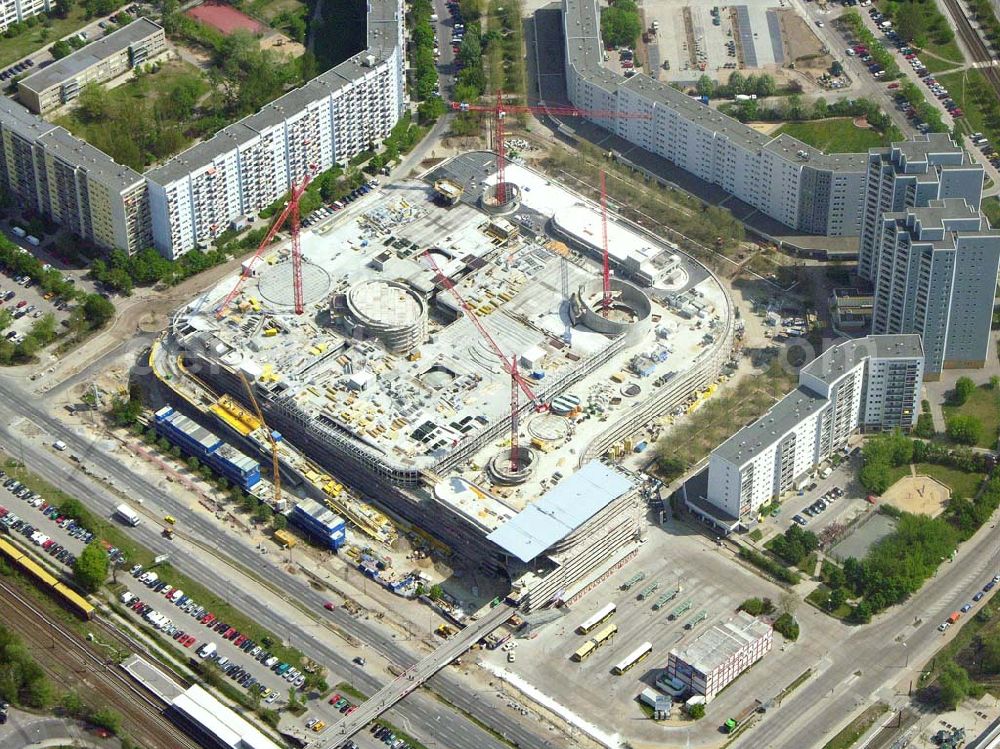 Aerial image Berlin-Marzahn - Seit 2003 laufen die Bauarbeiten für das 150 Millionen Euro teure Eastgate - eines der größten und außergewöhnlichsten Einkaufs- und Erlebniszentren Berlins und Ostdeutschlands.Mit dem Eastgate erhält die Hauptstadt bis Herbst 2005 in zentraler Lage an der Hauptverkehrsachse Märkische Allee ein spektakuläres Tor zum Osten. Die Entwicklung, Generalplanung, Vermietung sowie das Langzeitmanagement des Eastgate liegen in den Händen der ECE Projektmanagement.