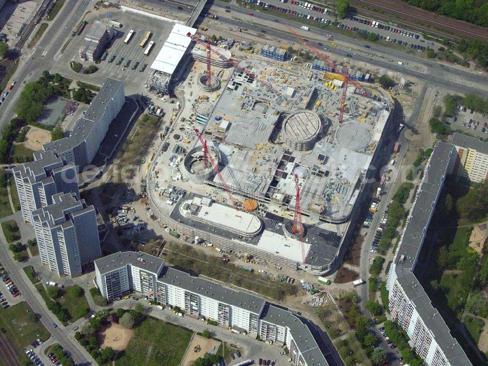 Berlin-Marzahn from the bird's eye view: Seit 2003 laufen die Bauarbeiten für das 150 Millionen Euro teure Eastgate - eines der größten und außergewöhnlichsten Einkaufs- und Erlebniszentren Berlins und Ostdeutschlands.Mit dem Eastgate erhält die Hauptstadt bis Herbst 2005 in zentraler Lage an der Hauptverkehrsachse Märkische Allee ein spektakuläres Tor zum Osten. Die Entwicklung, Generalplanung, Vermietung sowie das Langzeitmanagement des Eastgate liegen in den Händen der ECE Projektmanagement.