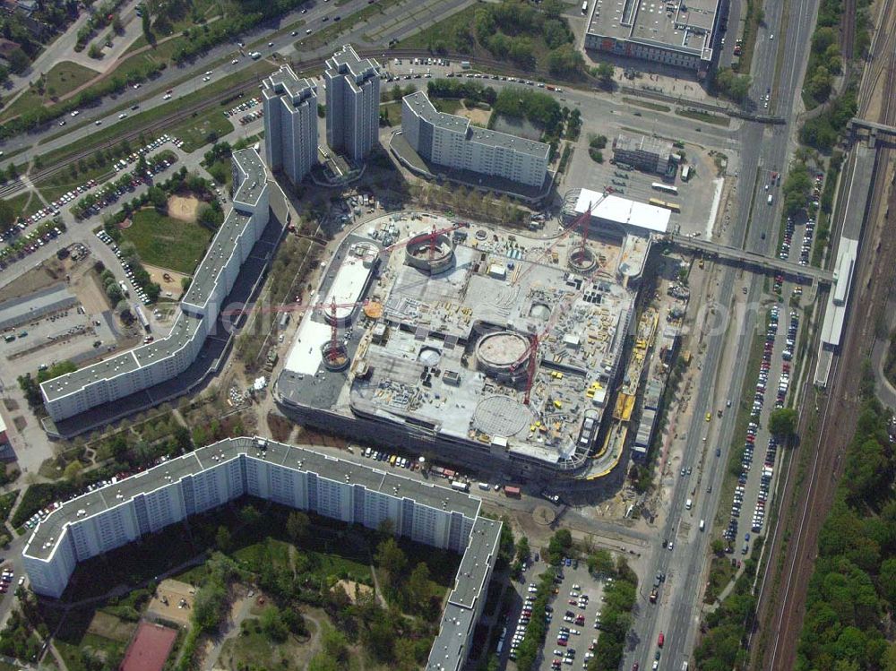 Berlin-Marzahn from above - Seit 2003 laufen die Bauarbeiten für das 150 Millionen Euro teure Eastgate - eines der größten und außergewöhnlichsten Einkaufs- und Erlebniszentren Berlins und Ostdeutschlands.Mit dem Eastgate erhält die Hauptstadt bis Herbst 2005 in zentraler Lage an der Hauptverkehrsachse Märkische Allee ein spektakuläres Tor zum Osten. Die Entwicklung, Generalplanung, Vermietung sowie das Langzeitmanagement des Eastgate liegen in den Händen der ECE Projektmanagement.