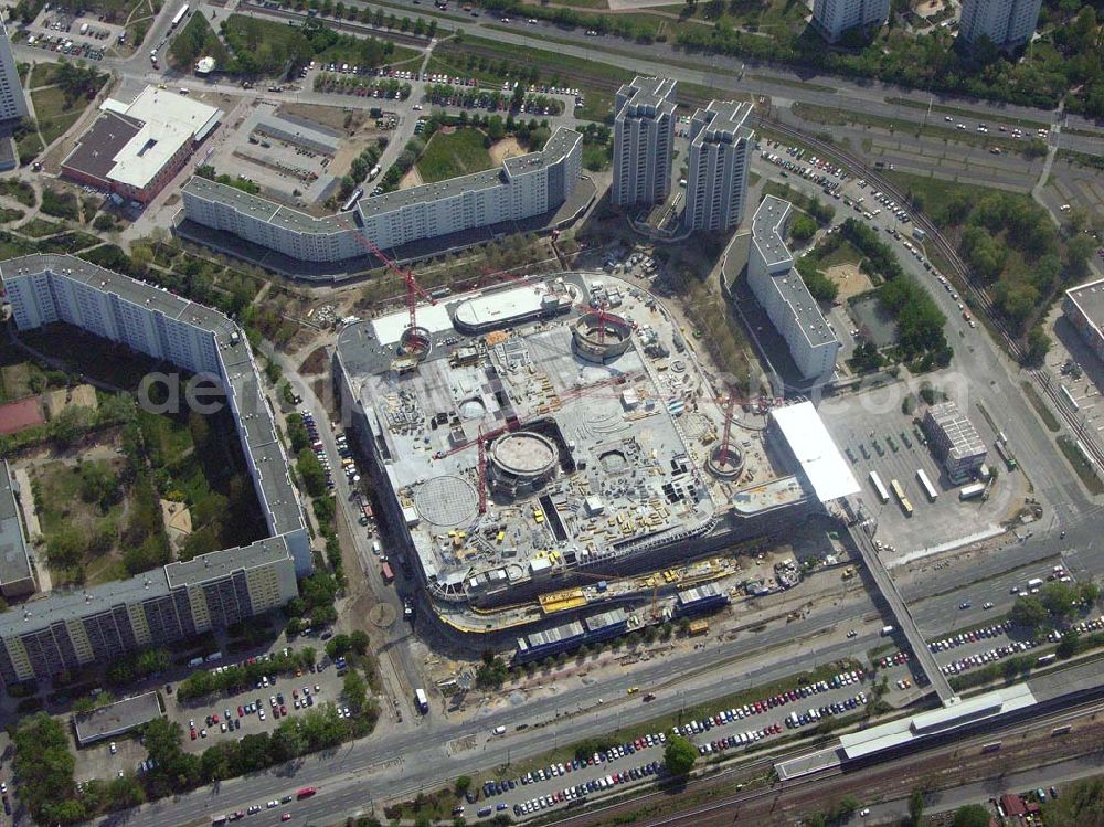 Aerial photograph Berlin-Marzahn - Seit 2003 laufen die Bauarbeiten für das 150 Millionen Euro teure Eastgate - eines der größten und außergewöhnlichsten Einkaufs- und Erlebniszentren Berlins und Ostdeutschlands.Mit dem Eastgate erhält die Hauptstadt bis Herbst 2005 in zentraler Lage an der Hauptverkehrsachse Märkische Allee ein spektakuläres Tor zum Osten. Die Entwicklung, Generalplanung, Vermietung sowie das Langzeitmanagement des Eastgate liegen in den Händen der ECE Projektmanagement.