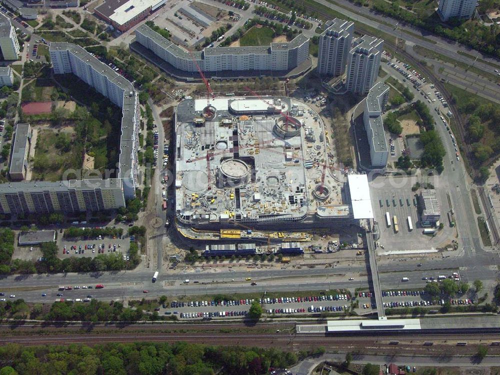 Berlin-Marzahn from above - Seit 2003 laufen die Bauarbeiten für das 150 Millionen Euro teure Eastgate - eines der größten und außergewöhnlichsten Einkaufs- und Erlebniszentren Berlins und Ostdeutschlands.Mit dem Eastgate erhält die Hauptstadt bis Herbst 2005 in zentraler Lage an der Hauptverkehrsachse Märkische Allee ein spektakuläres Tor zum Osten. Die Entwicklung, Generalplanung, Vermietung sowie das Langzeitmanagement des Eastgate liegen in den Händen der ECE Projektmanagement.