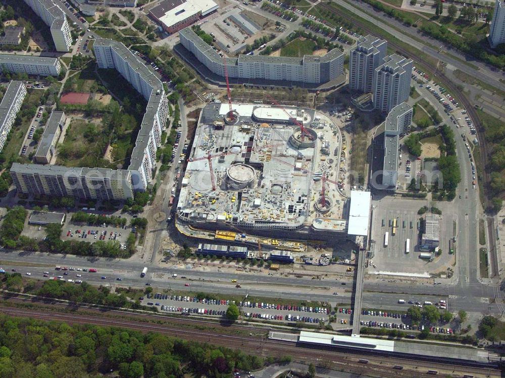 Berlin-Marzahn from the bird's eye view: Seit 2003 laufen die Bauarbeiten für das 150 Millionen Euro teure Eastgate - eines der größten und außergewöhnlichsten Einkaufs- und Erlebniszentren Berlins und Ostdeutschlands.Mit dem Eastgate erhält die Hauptstadt bis Herbst 2005 in zentraler Lage an der Hauptverkehrsachse Märkische Allee ein spektakuläres Tor zum Osten. Die Entwicklung, Generalplanung, Vermietung sowie das Langzeitmanagement des Eastgate liegen in den Händen der ECE Projektmanagement.