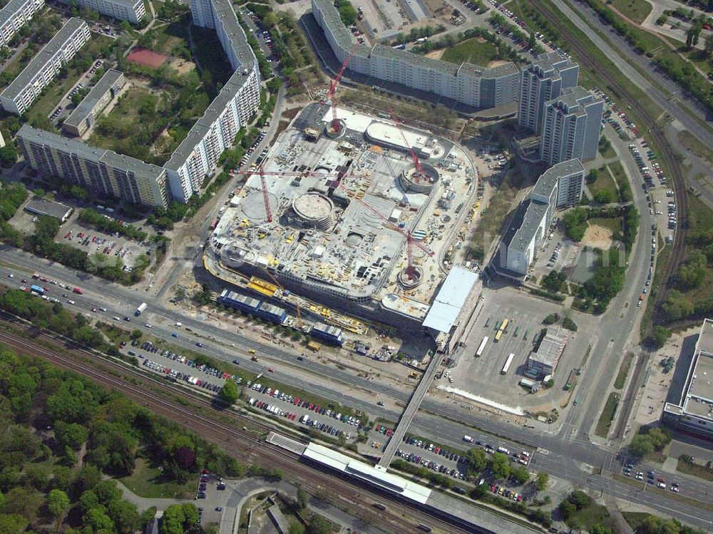 Aerial image Berlin-Marzahn - Seit 2003 laufen die Bauarbeiten für das 150 Millionen Euro teure Eastgate - eines der größten und außergewöhnlichsten Einkaufs- und Erlebniszentren Berlins und Ostdeutschlands.Mit dem Eastgate erhält die Hauptstadt bis Herbst 2005 in zentraler Lage an der Hauptverkehrsachse Märkische Allee ein spektakuläres Tor zum Osten. Die Entwicklung, Generalplanung, Vermietung sowie das Langzeitmanagement des Eastgate liegen in den Händen der ECE Projektmanagement.