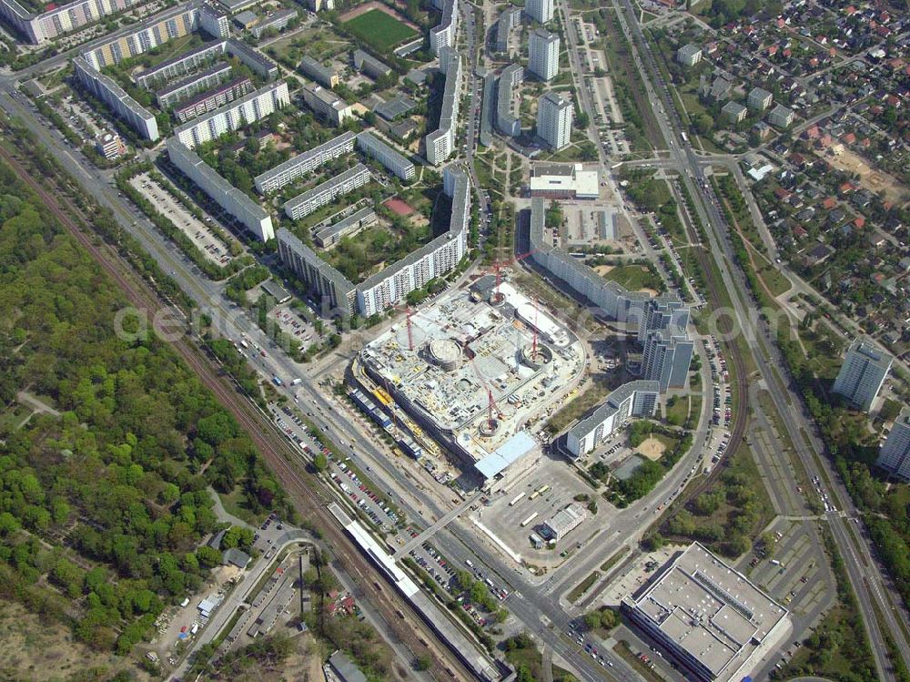 Aerial photograph Berlin-Marzahn - Seit 2003 laufen die Bauarbeiten für das 150 Millionen Euro teure Eastgate - eines der größten und außergewöhnlichsten Einkaufs- und Erlebniszentren Berlins und Ostdeutschlands.Mit dem Eastgate erhält die Hauptstadt bis Herbst 2005 in zentraler Lage an der Hauptverkehrsachse Märkische Allee ein spektakuläres Tor zum Osten. Die Entwicklung, Generalplanung, Vermietung sowie das Langzeitmanagement des Eastgate liegen in den Händen der ECE Projektmanagement.