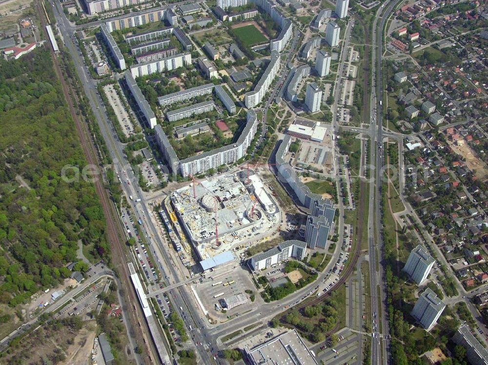 Berlin-Marzahn from above - Seit 2003 laufen die Bauarbeiten für das 150 Millionen Euro teure Eastgate - eines der größten und außergewöhnlichsten Einkaufs- und Erlebniszentren Berlins und Ostdeutschlands.Mit dem Eastgate erhält die Hauptstadt bis Herbst 2005 in zentraler Lage an der Hauptverkehrsachse Märkische Allee ein spektakuläres Tor zum Osten. Die Entwicklung, Generalplanung, Vermietung sowie das Langzeitmanagement des Eastgate liegen in den Händen der ECE Projektmanagement.