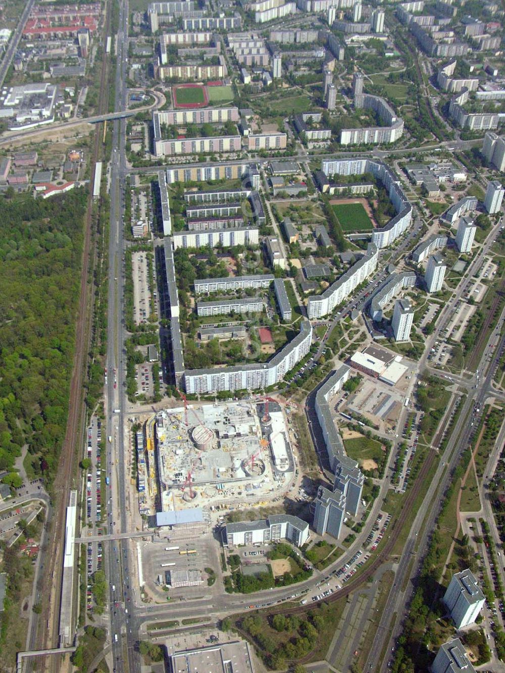 Berlin-Marzahn from the bird's eye view: Seit 2003 laufen die Bauarbeiten für das 150 Millionen Euro teure Eastgate - eines der größten und außergewöhnlichsten Einkaufs- und Erlebniszentren Berlins und Ostdeutschlands.Mit dem Eastgate erhält die Hauptstadt bis Herbst 2005 in zentraler Lage an der Hauptverkehrsachse Märkische Allee ein spektakuläres Tor zum Osten. Die Entwicklung, Generalplanung, Vermietung sowie das Langzeitmanagement des Eastgate liegen in den Händen der ECE Projektmanagement.