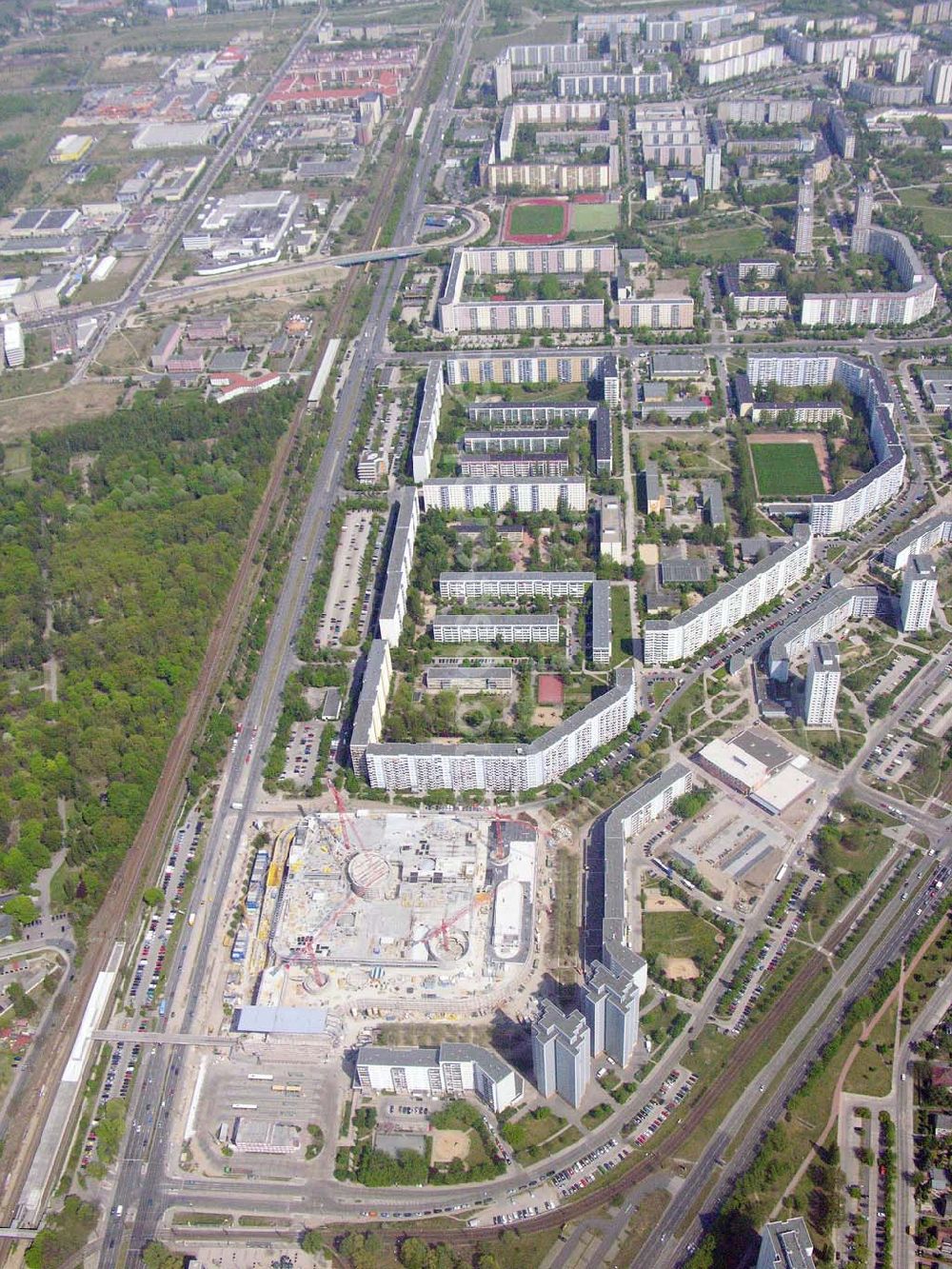 Aerial image Berlin-Marzahn - Seit 2003 laufen die Bauarbeiten für das 150 Millionen Euro teure Eastgate - eines der größten und außergewöhnlichsten Einkaufs- und Erlebniszentren Berlins und Ostdeutschlands.Mit dem Eastgate erhält die Hauptstadt bis Herbst 2005 in zentraler Lage an der Hauptverkehrsachse Märkische Allee ein spektakuläres Tor zum Osten. Die Entwicklung, Generalplanung, Vermietung sowie das Langzeitmanagement des Eastgate liegen in den Händen der ECE Projektmanagement.