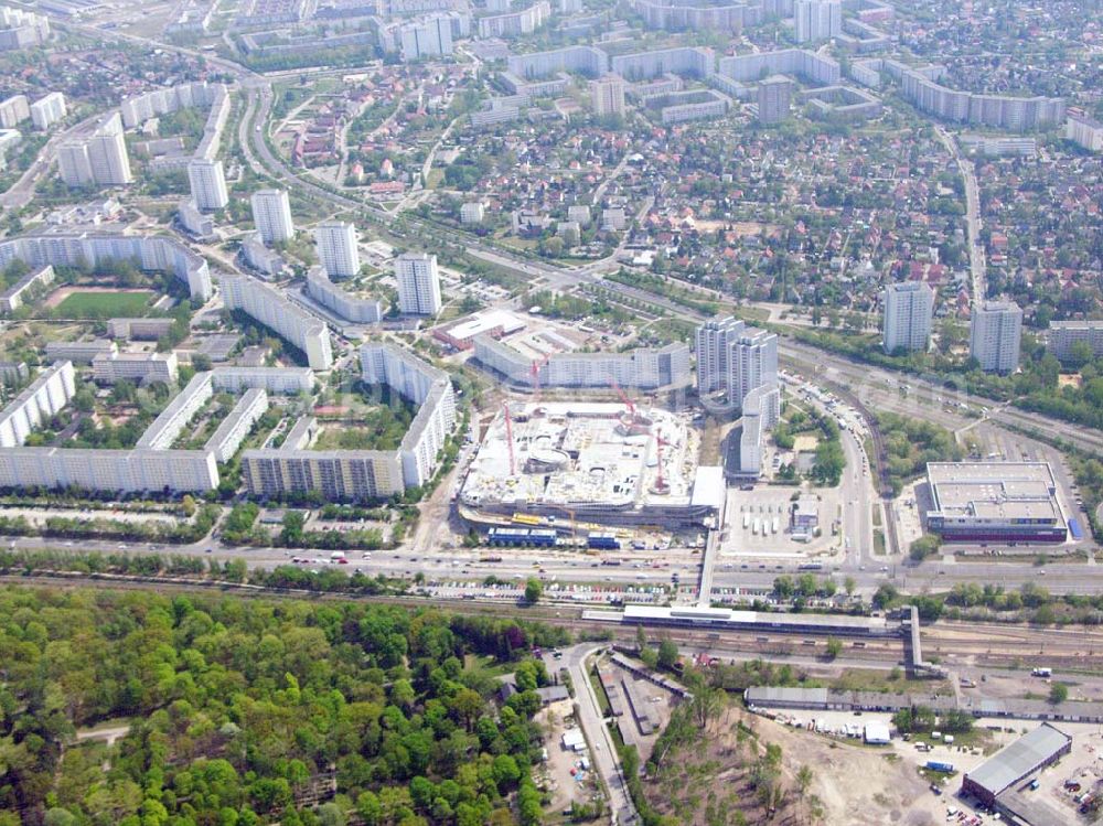 Aerial photograph Berlin-Marzahn - Seit 2003 laufen die Bauarbeiten für das 150 Millionen Euro teure Eastgate - eines der größten und außergewöhnlichsten Einkaufs- und Erlebniszentren Berlins und Ostdeutschlands.Mit dem Eastgate erhält die Hauptstadt bis Herbst 2005 in zentraler Lage an der Hauptverkehrsachse Märkische Allee ein spektakuläres Tor zum Osten. Die Entwicklung, Generalplanung, Vermietung sowie das Langzeitmanagement des Eastgate liegen in den Händen der ECE Projektmanagement.