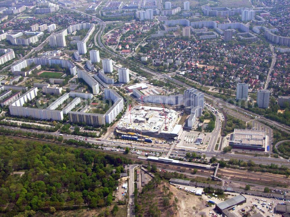 Berlin-Marzahn from above - Seit 2003 laufen die Bauarbeiten für das 150 Millionen Euro teure Eastgate - eines der größten und außergewöhnlichsten Einkaufs- und Erlebniszentren Berlins und Ostdeutschlands.Mit dem Eastgate erhält die Hauptstadt bis Herbst 2005 in zentraler Lage an der Hauptverkehrsachse Märkische Allee ein spektakuläres Tor zum Osten. Die Entwicklung, Generalplanung, Vermietung sowie das Langzeitmanagement des Eastgate liegen in den Händen der ECE Projektmanagement.