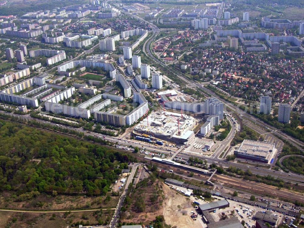 Berlin-Marzahn from the bird's eye view: Seit 2003 laufen die Bauarbeiten für das 150 Millionen Euro teure Eastgate - eines der größten und außergewöhnlichsten Einkaufs- und Erlebniszentren Berlins und Ostdeutschlands.Mit dem Eastgate erhält die Hauptstadt bis Herbst 2005 in zentraler Lage an der Hauptverkehrsachse Märkische Allee ein spektakuläres Tor zum Osten. Die Entwicklung, Generalplanung, Vermietung sowie das Langzeitmanagement des Eastgate liegen in den Händen der ECE Projektmanagement.