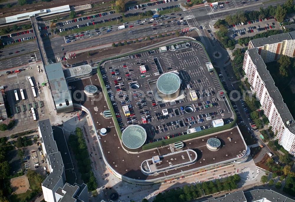 Aerial image Berlin-Marzahn - Fertiges Einkaufscenter Eastgate - eines der größten und außergewöhnlichsten in Berlins und Ostdeutschland. Mit dem Eastgate erhält die Hauptstadt bis Herbst 2005 in zentraler Lage an der Hauptverkehrsachse Märkische Allee ein spektakuläres Tor zum Osten. Die Entwicklung, Generalplanung, Vermietung sowie das Langzeitmanagement des Eastgate liegen in den Händen der ECE Projektmanagement.