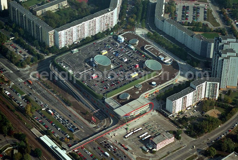 Berlin-Marzahn from above - Fertiges Einkaufscenter Eastgate - eines der größten und außergewöhnlichsten in Berlins und Ostdeutschland. Mit dem Eastgate erhält die Hauptstadt bis Herbst 2005 in zentraler Lage an der Hauptverkehrsachse Märkische Allee ein spektakuläres Tor zum Osten. Die Entwicklung, Generalplanung, Vermietung sowie das Langzeitmanagement des Eastgate liegen in den Händen der ECE Projektmanagement.