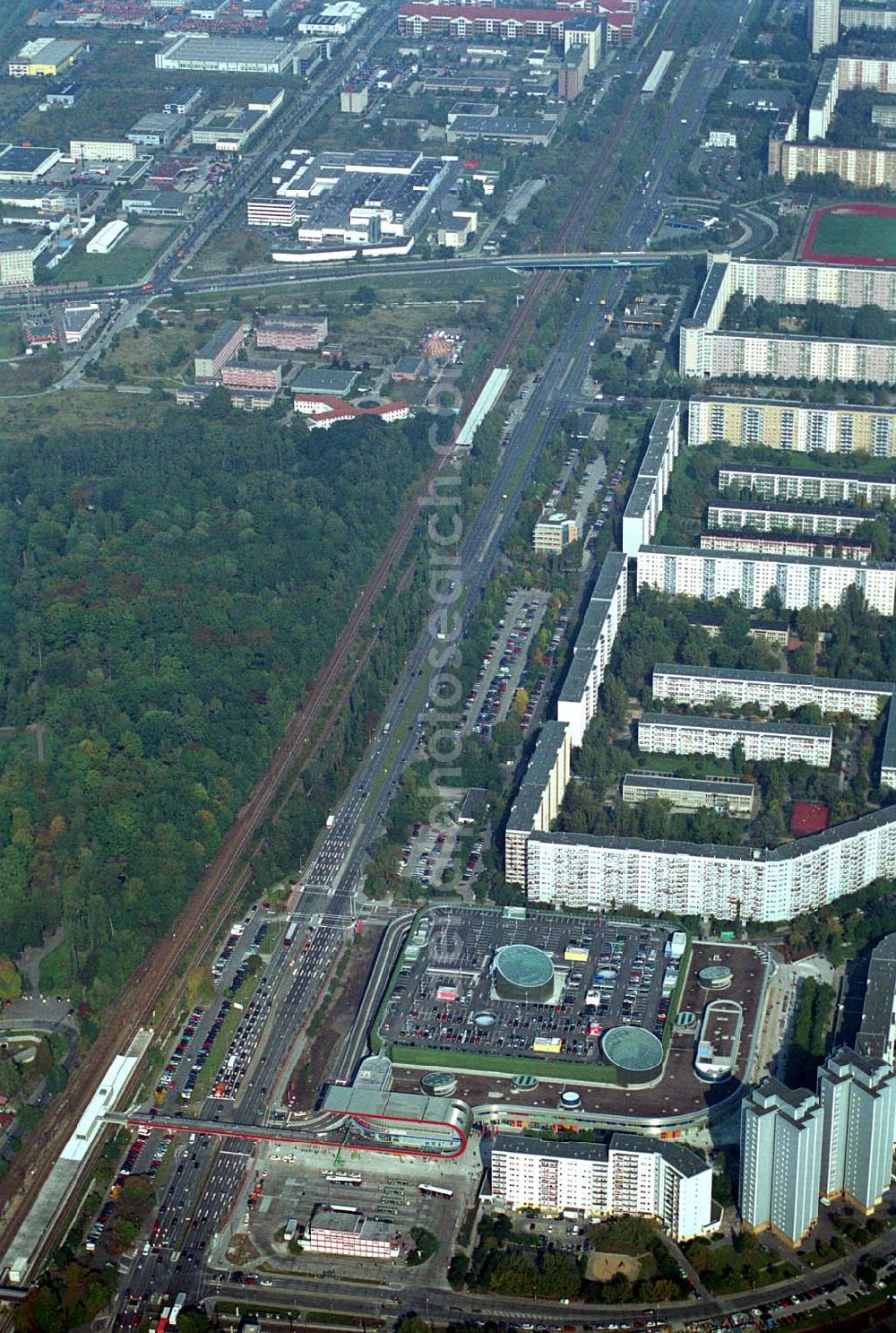 Berlin-Marzahn from the bird's eye view: Fertiges Einkaufscenter Eastgate - eines der größten und außergewöhnlichsten in Berlins und Ostdeutschland. Mit dem Eastgate erhält die Hauptstadt bis Herbst 2005 in zentraler Lage an der Hauptverkehrsachse Märkische Allee ein spektakuläres Tor zum Osten. Die Entwicklung, Generalplanung, Vermietung sowie das Langzeitmanagement des Eastgate liegen in den Händen der ECE Projektmanagement.