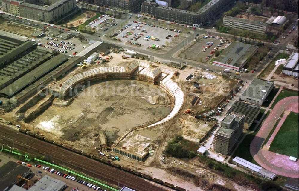 Aerial image Berlin, Friedrichshain - 19.04.1994 Baustelle ehemalige Seelenbinderhalle, Berlin Friedrichshain, Errichtung des Velodroms