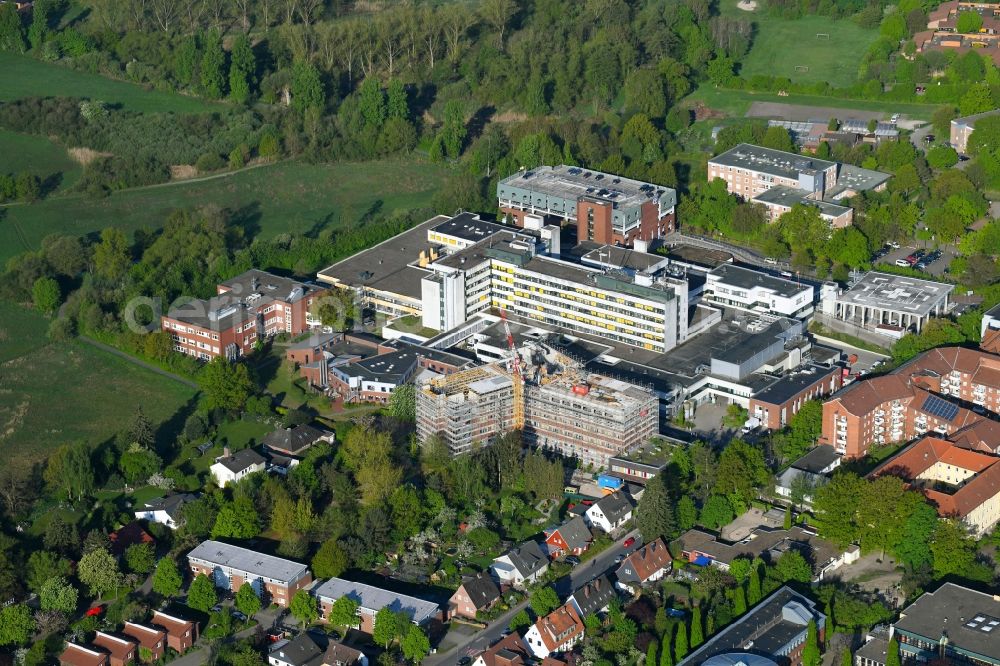 Aerial photograph Rotenburg (Wümme) - Construction site for a new extension to the hospital grounds AGAPLESION DIAKONIEKLINIKUM ROTENBURG on Elise-Averdieck-Strasse in Rotenburg (Wuemme) in the state Lower Saxony, Germany