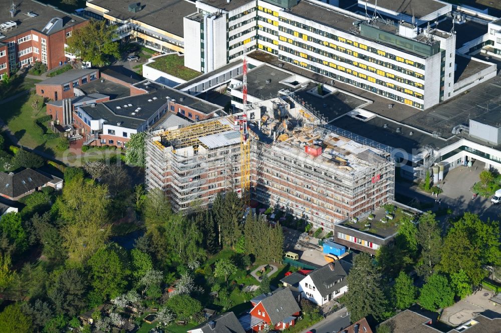 Rotenburg (Wümme) from above - Construction site for a new extension to the hospital grounds AGAPLESION DIAKONIEKLINIKUM ROTENBURG on Elise-Averdieck-Strasse in Rotenburg (Wuemme) in the state Lower Saxony, Germany